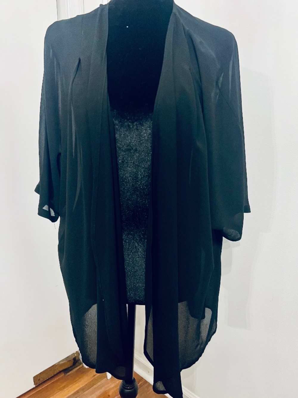 Women's XL Black Chiffon Cardigan.  Short Sleeve, Flowy design. B5/P78